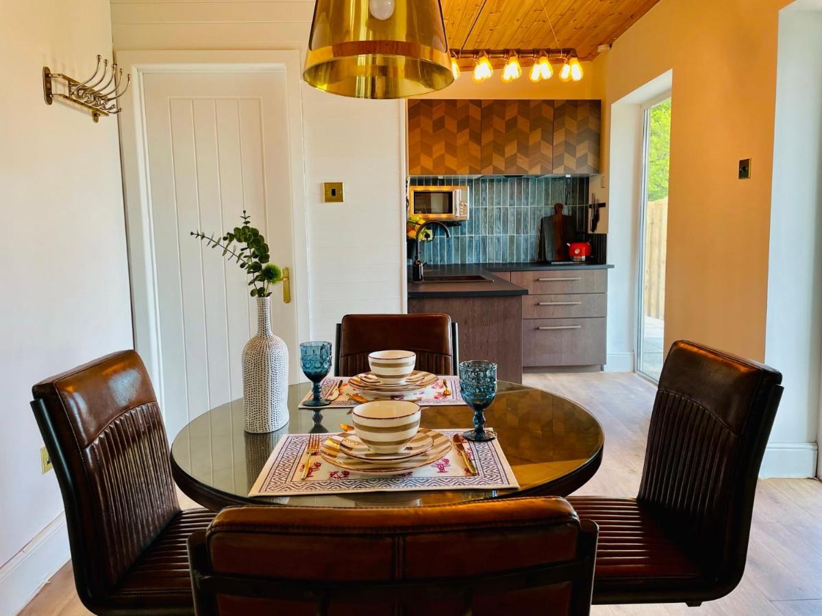 The Stables Hideaway Villa Llanelli Bagian luar foto